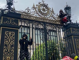 Colectivo feminista protesta en Segob; escalan rejas para exigir audiencia con Rosa Icela Rodríguez por caso de abuso sexual